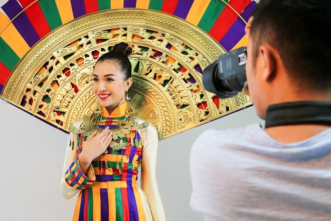 Lộ diện quốc phục chính thức của đại diện Việt Nam tại Hoa hậu Hoàn vũ 2017-2