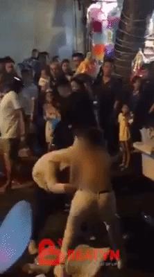 Người phụ nữ bị lột sạch áo vẫn hùng hổ đánh nhau đêm Trung thu-1