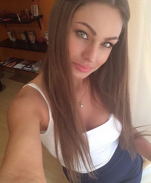 Cô giáo mầm non mất việc vì ăn mặc quá gợi cảm-4