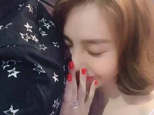 Tin sao Việt 6/10: Diễm My 9X đang tận hưởng kỳ nghỉ bên bạn trai mới?-12