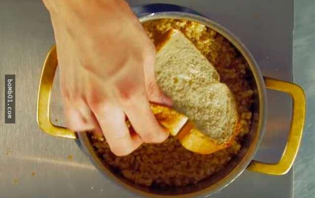 Đặt bát nước lạnh vào nồi cơm chỉ 2 phút thôi, kết quả chẳng thể nào tuyệt vời hơn-2