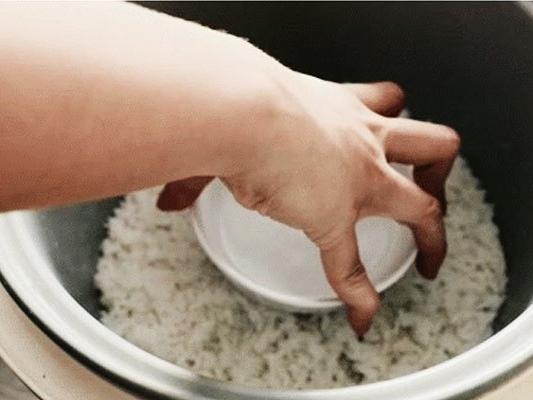 Đặt bát nước lạnh vào nồi cơm chỉ 2 phút thôi, kết quả chẳng thể nào tuyệt vời hơn