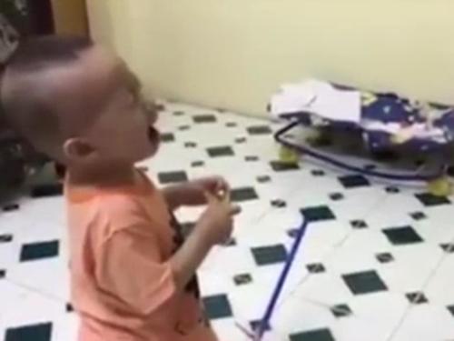 Clip hài: Ông bố 'cạn lời' với màn ăn vạ bá đạo của hai con trai