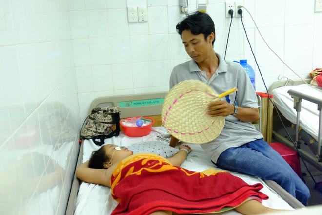 Tai nạn ở Tây Ninh: Vợ gãy chân, con gái bị xuất huyết não cha tất tưởi từ quê vào Sài Gòn chăm con-3