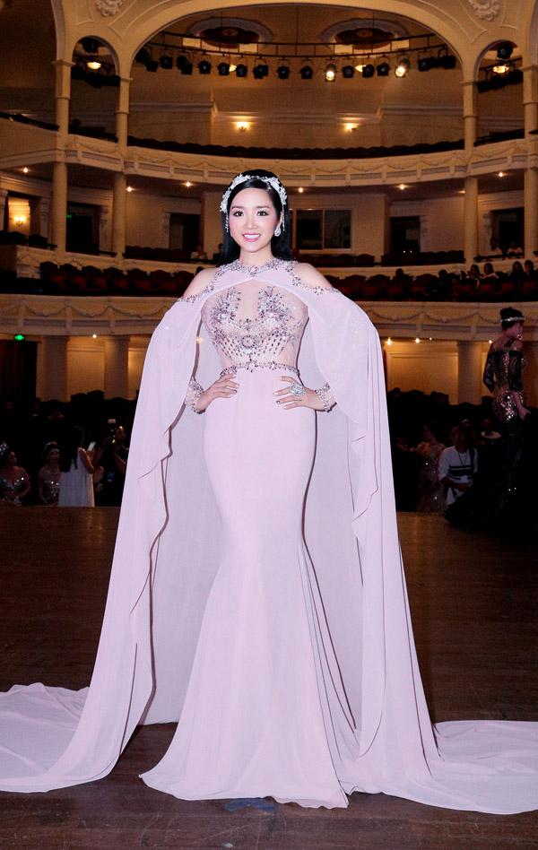 Lê Hà - Hoàng Yến lộ khuyết điểm body mũm mĩm, lọt top sao mặc xấu vì thiếu tinh tế-2