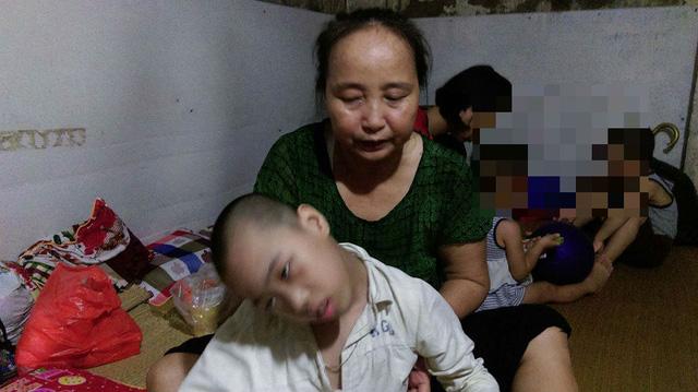 Ai cũng khóc trước câu chuyện người phụ nữ 61 tuổi nuôi con người khác 11 năm-3