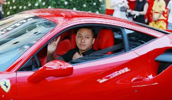 Tuấn Hưng nhận quà sinh nhật của vợ đơn giản nhưng lòng nao nao-4