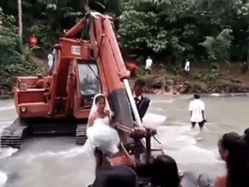 Sự thật về đám cưới rước dâu bằng máy xúc gây xôn xao