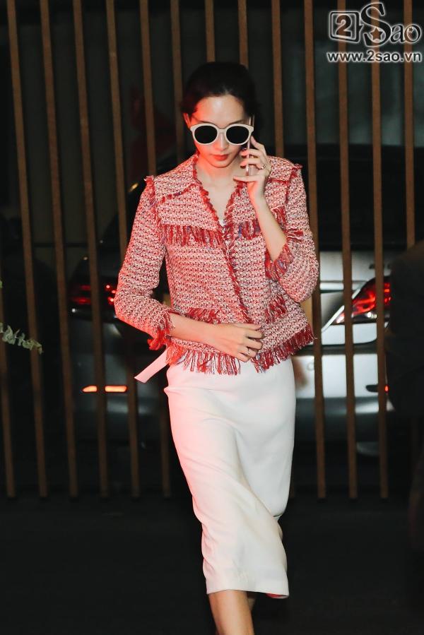 Khóc chào mẹ, Thu Thảo nắm chặt tay, hôn chồng đại gia say đắm trong tiệc cưới-1