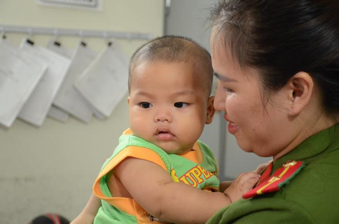 Nữ thiếu úy cho bé trai bị bỏ rơi bú sữa: Nếu có điều kiện, tôi sẽ xin cháu về nuôi-1