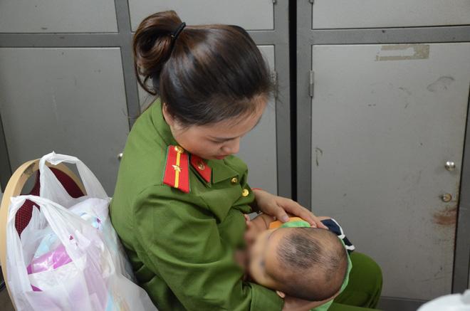Nữ thiếu úy cho bé trai bị bỏ rơi bú sữa: Nếu có điều kiện, tôi sẽ xin cháu về nuôi-2
