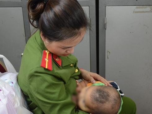 Bé trai bị mẹ bỏ rơi ở nhà nghỉ được nữ công an cho bú: Cháu vẫn còn nhớ sữa mẹ lắm-6