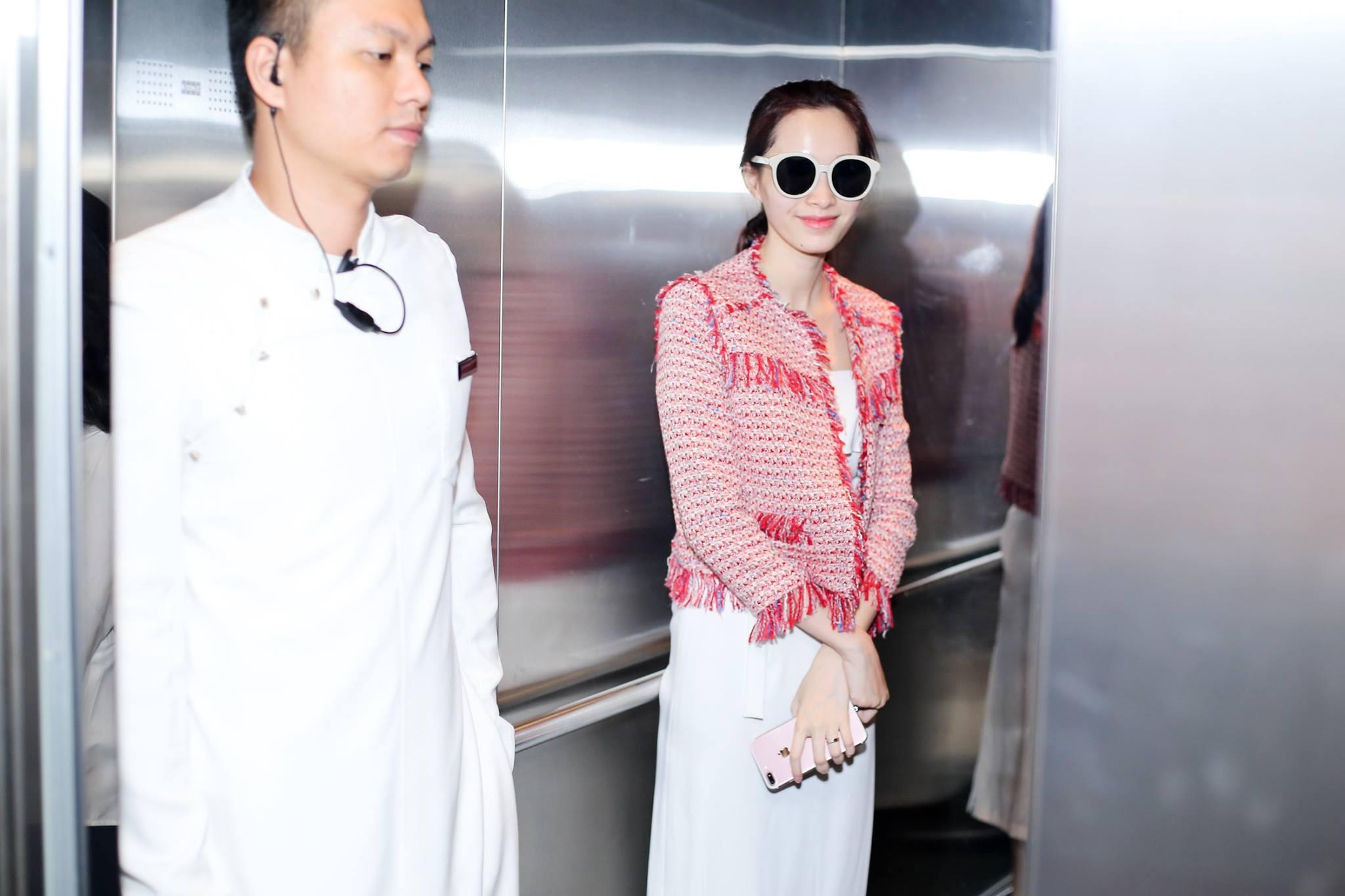 Hoa hậu Đặng Thu Thảo mang giày 30 triệu bước đi kiêu hãnh đến nơi tổ chức tiệc cưới-6