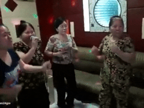 Các bà các mẹ vừa hát vừa 'quẩy' cực chất trong quán karaoke hút triệu lượt xem