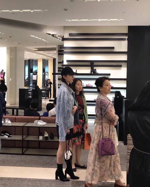 Đến thần tiên tỷ tỷ Lưu Diệc Phi nức tiếng cũng lép vế vì nhan sắc của mẹ ruột-1