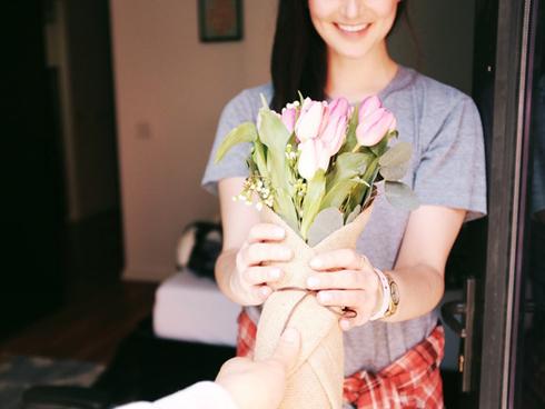 Con gái kiếm được nhiều tiền ắt hạnh phúc, quan tâm gì tới chuyện yêu người nhỏ tuổi hơn?-4