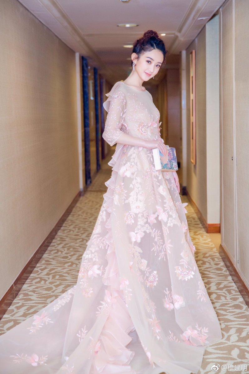 Gầy gò, ngực lép nhưng nữ diễn viên 30 tuổi vẫn luôn được khen mặc đẹp-1