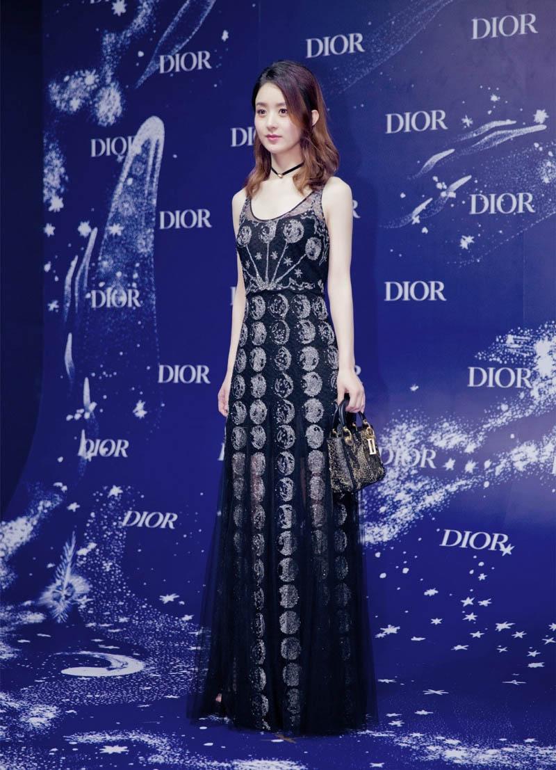 Gầy gò, ngực lép nhưng nữ diễn viên 30 tuổi vẫn luôn được khen mặc đẹp-8