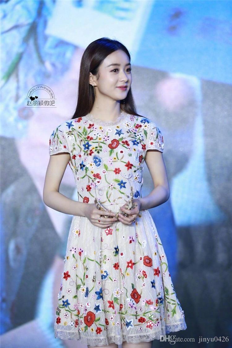 Gầy gò, ngực lép nhưng nữ diễn viên 30 tuổi vẫn luôn được khen mặc đẹp-9