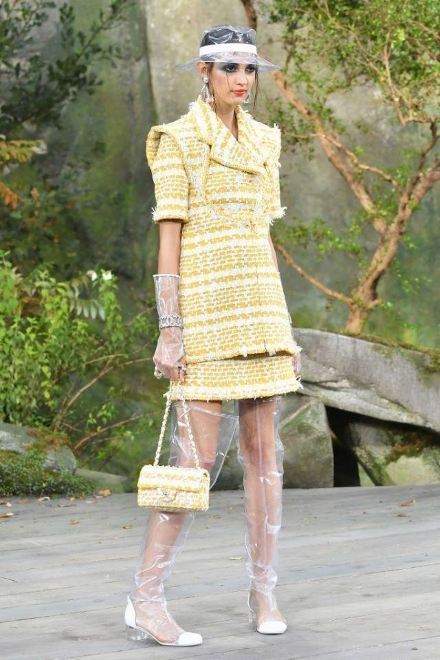 Tưởng quê mùa mà trang phục bằng... nhựa lại đang lên ngôi-2