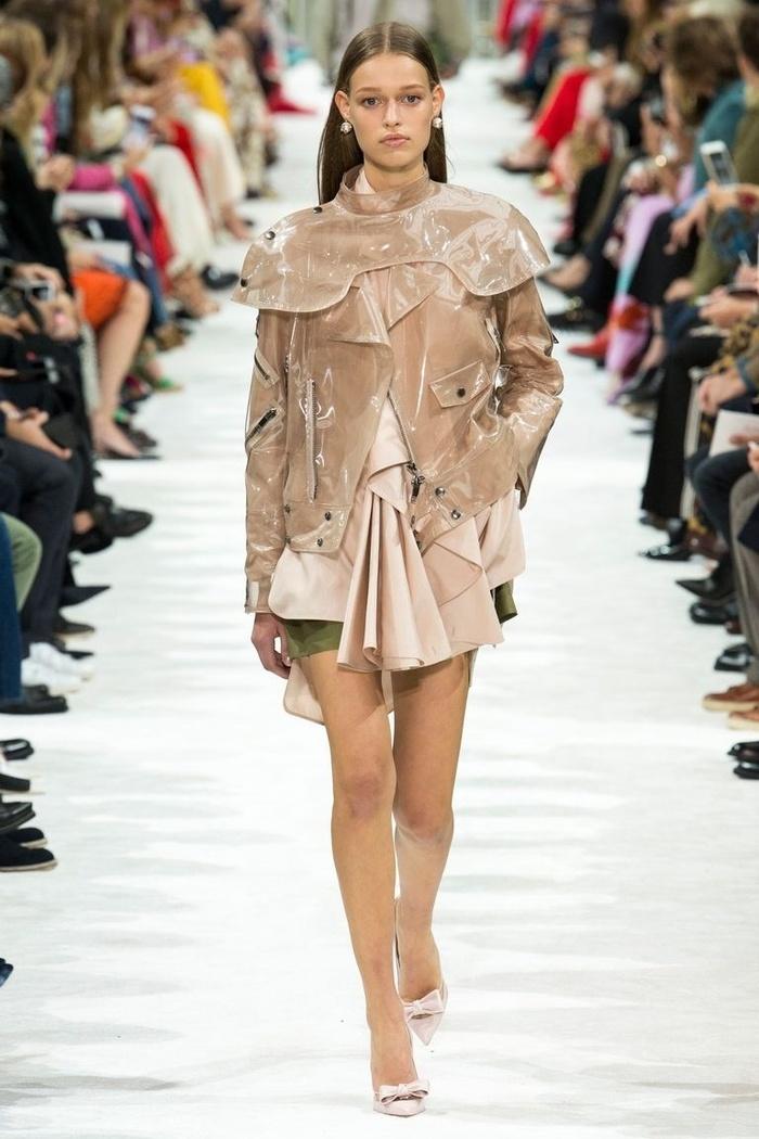 Tưởng quê mùa mà trang phục bằng... nhựa lại đang lên ngôi-3