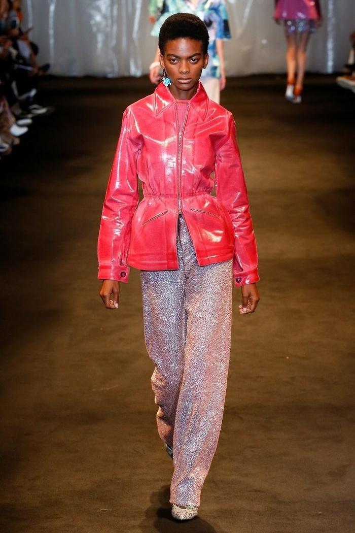 Tưởng quê mùa mà trang phục bằng... nhựa lại đang lên ngôi-5