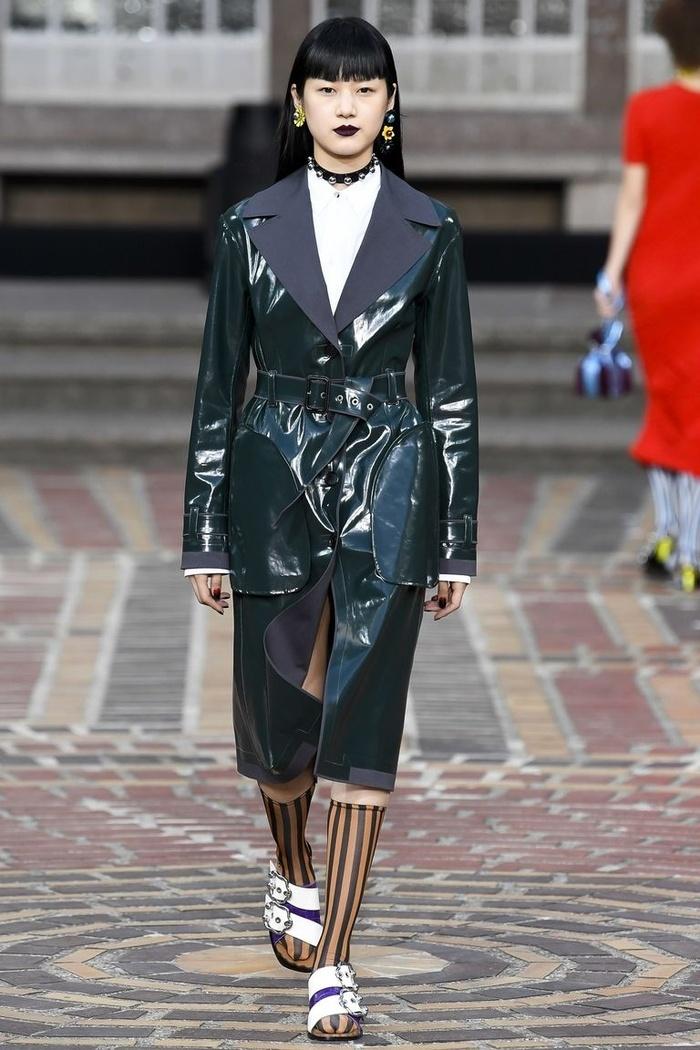 Tưởng quê mùa mà trang phục bằng... nhựa lại đang lên ngôi-6