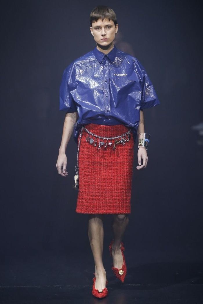 Tưởng quê mùa mà trang phục bằng... nhựa lại đang lên ngôi-8