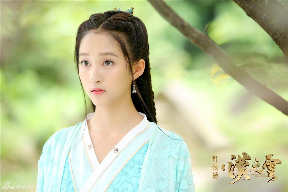 Chân dung mỹ nhân 9x khiến fan cuồng tự sát sau khi công khai hẹn hò Luhan-5