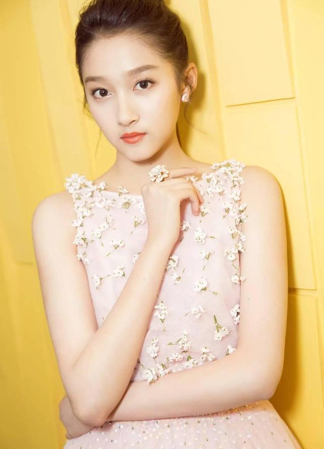 Chân dung mỹ nhân 9x khiến fan cuồng tự sát sau khi công khai hẹn hò Luhan-8