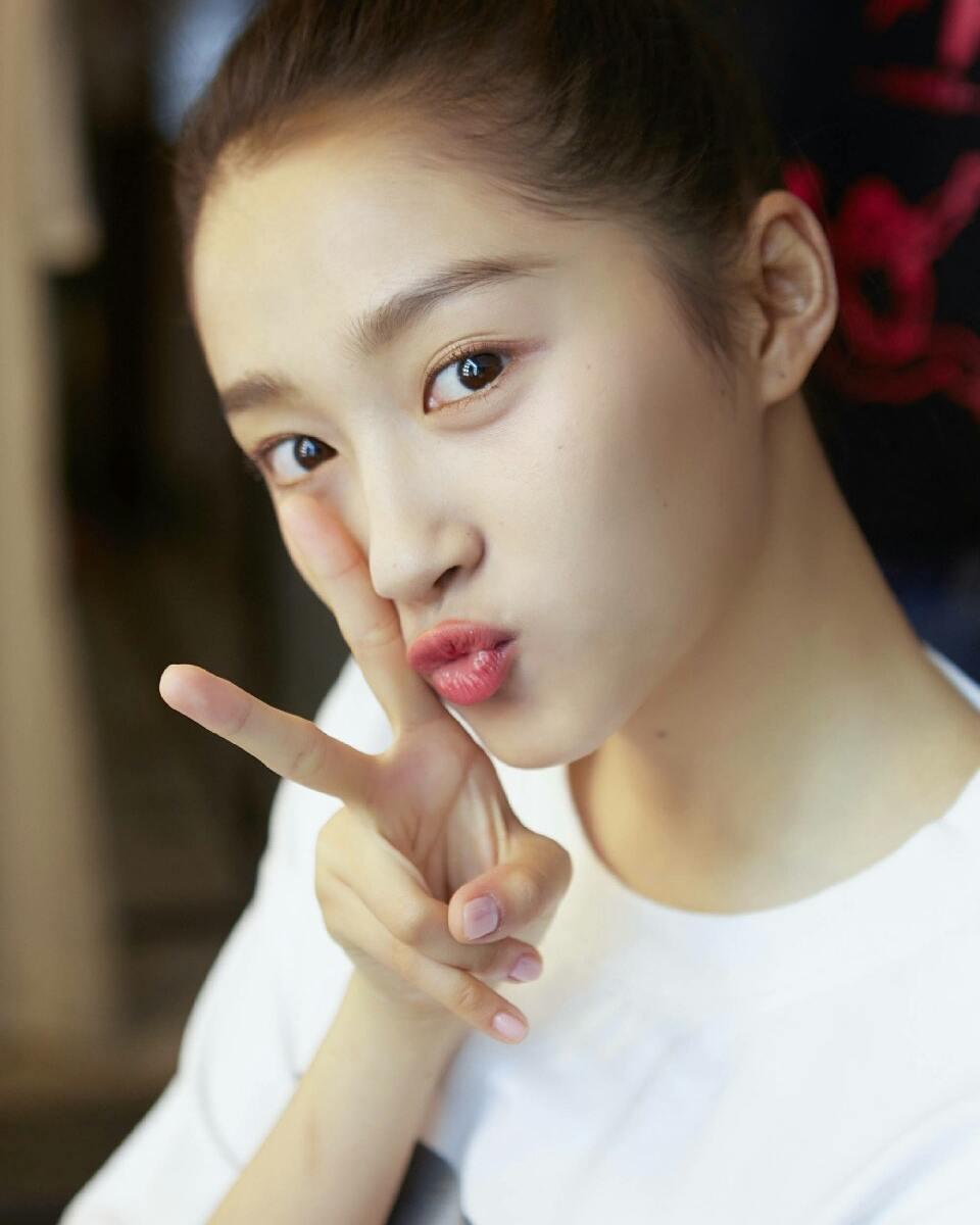 Chân dung mỹ nhân 9x khiến fan cuồng tự sát sau khi công khai hẹn hò Luhan-14