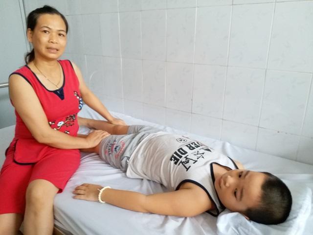 Bé trai 8 tuổi ở Hà Nội mắc bệnh lạ: Cứ ngóc đầu lên là ngất xỉu-1