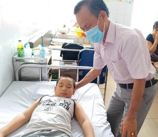 Bé trai 8 tuổi ở Hà Nội mắc bệnh lạ: Cứ ngóc đầu lên là ngất xỉu-3