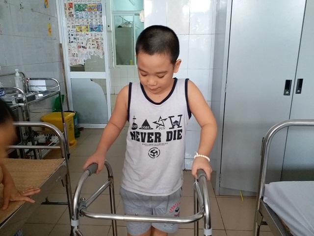 Bé trai 8 tuổi ở Hà Nội mắc bệnh lạ: Cứ ngóc đầu lên là ngất xỉu-5