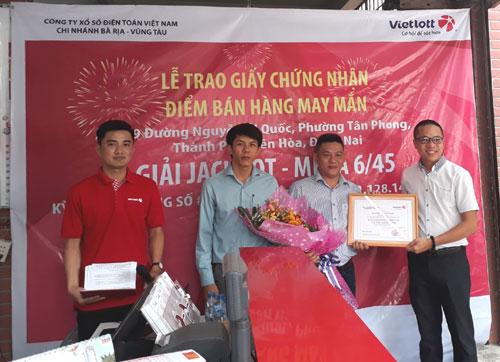 Điểm bán hàng may mắn phát tờ vé số 112 tỷ-1