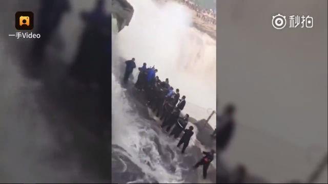 Chàng trai gãy cột sống vì nhảy xuống thác nước lớn thứ hai Trung Quốc-1