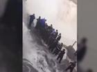 Chàng trai gãy cột sống vì nhảy xuống thác nước lớn thứ hai Trung Quốc