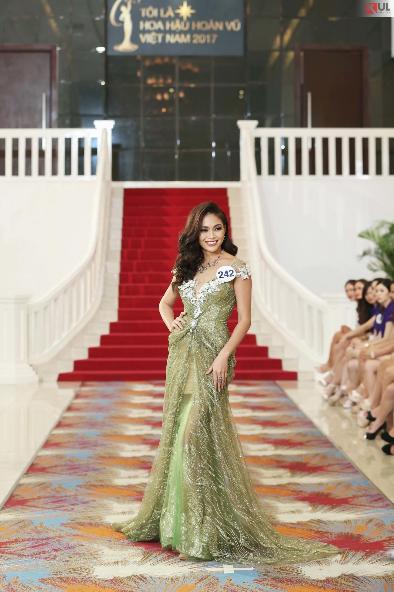 Mâu Thủy mang dáng dấp của Phạm Hương khi diện lại mẫu đầm đuôi cá tuyệt phẩm-1