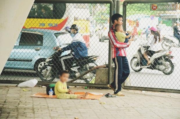 Gặp người chồng bị vợ bỏ, đưa 2 con trai đi ăn xin ở Hà Nội gây xôn xao-3
