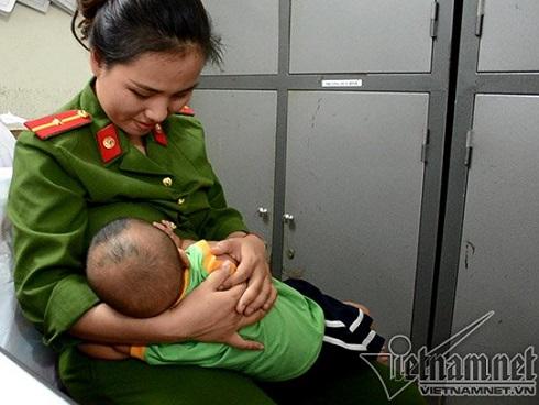 Bé trai được nữ thiếu úy công an cho bú về nhà sau 18 ngày-5