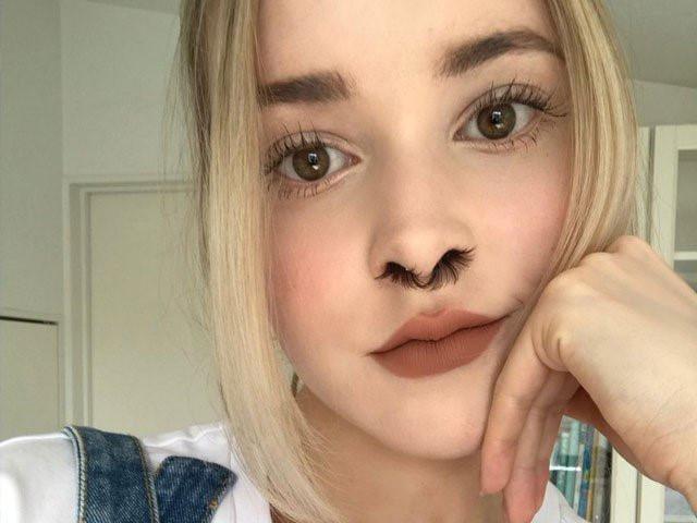 Dân mạng thế giới phát hoảng với trào lưu gắn lông mũi-2