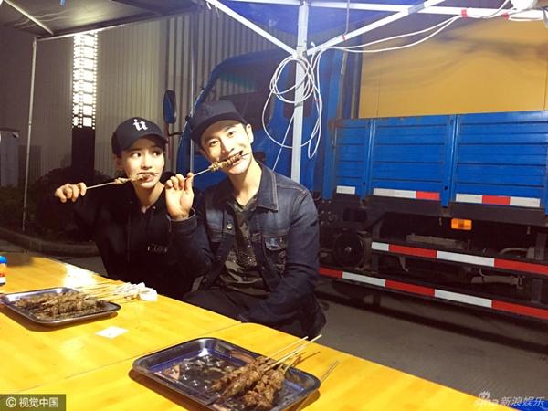 Đám cưới hoành tráng là thế, ngày kỷ niệm hôn lễ Huỳnh Hiểu Minh - Angela Baby lại chỉ có thịt xiên nướng-4