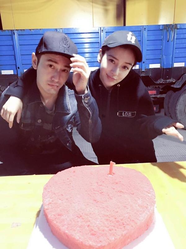 Đám cưới hoành tráng là thế, ngày kỷ niệm hôn lễ Huỳnh Hiểu Minh - Angela Baby lại chỉ có thịt xiên nướng-5