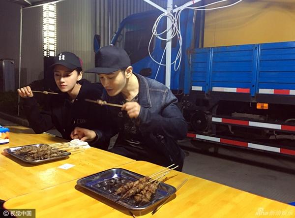 Đám cưới hoành tráng là thế, ngày kỷ niệm hôn lễ Huỳnh Hiểu Minh - Angela Baby lại chỉ có thịt xiên nướng-6