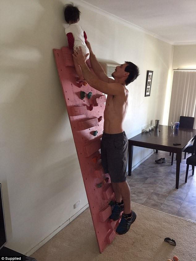 Cô bé 3 tuổi gây bất ngờ khi leo 20 m tường trong 4 phút-1