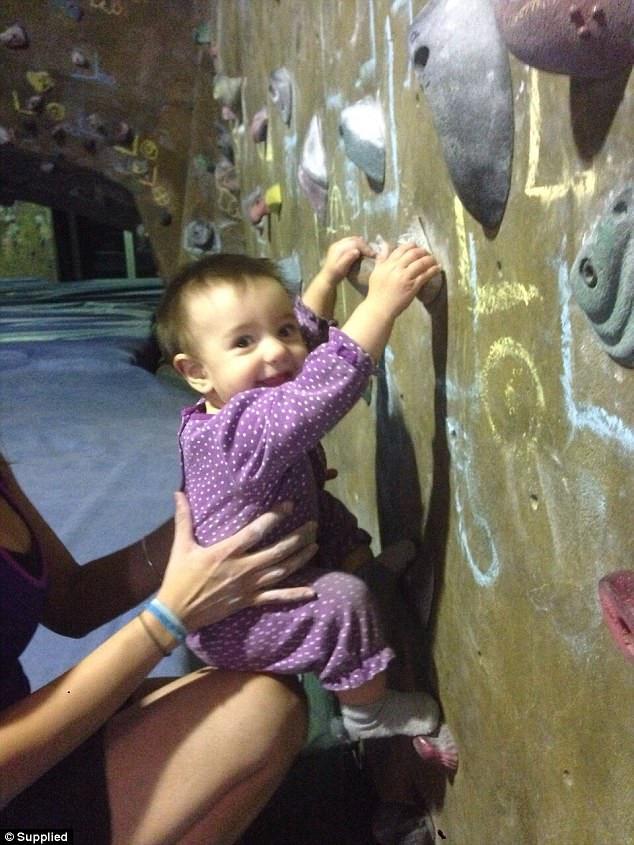 Cô bé 3 tuổi gây bất ngờ khi leo 20 m tường trong 4 phút-2