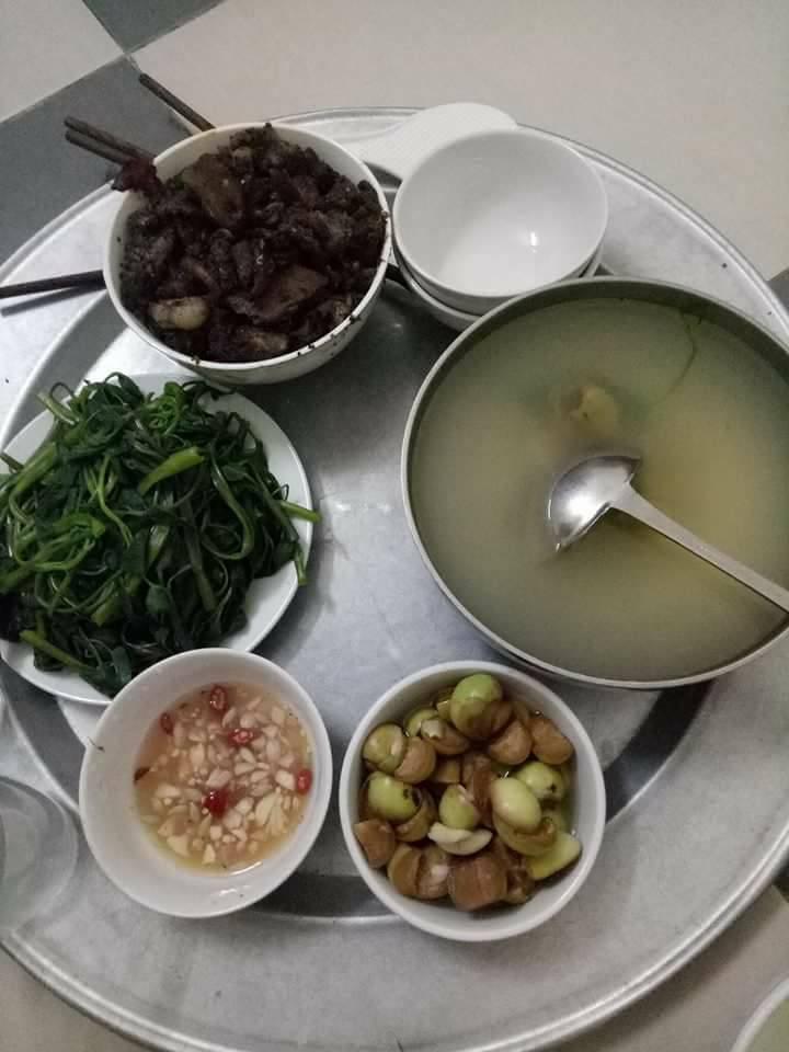 Nữ cử nhân trường Luật chia sẻ mâm cơm chỉ 20.000 - 30.000 đồng gây sốt-4