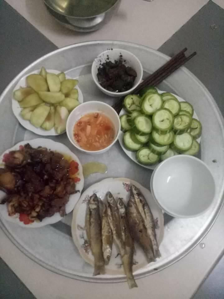 Nữ cử nhân trường Luật chia sẻ mâm cơm chỉ 20.000 - 30.000 đồng gây sốt-6