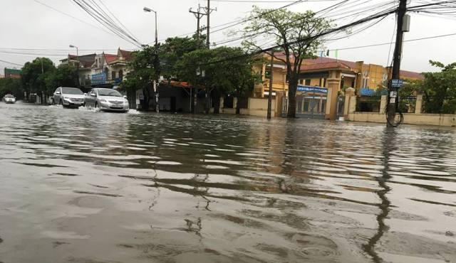 Nghệ An – Hà Tĩnh ngập sâu trong biển nước, người dân phải dùng xuồng di chuyển-11