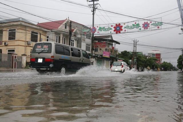 Nghệ An – Hà Tĩnh ngập sâu trong biển nước, người dân phải dùng xuồng di chuyển-13